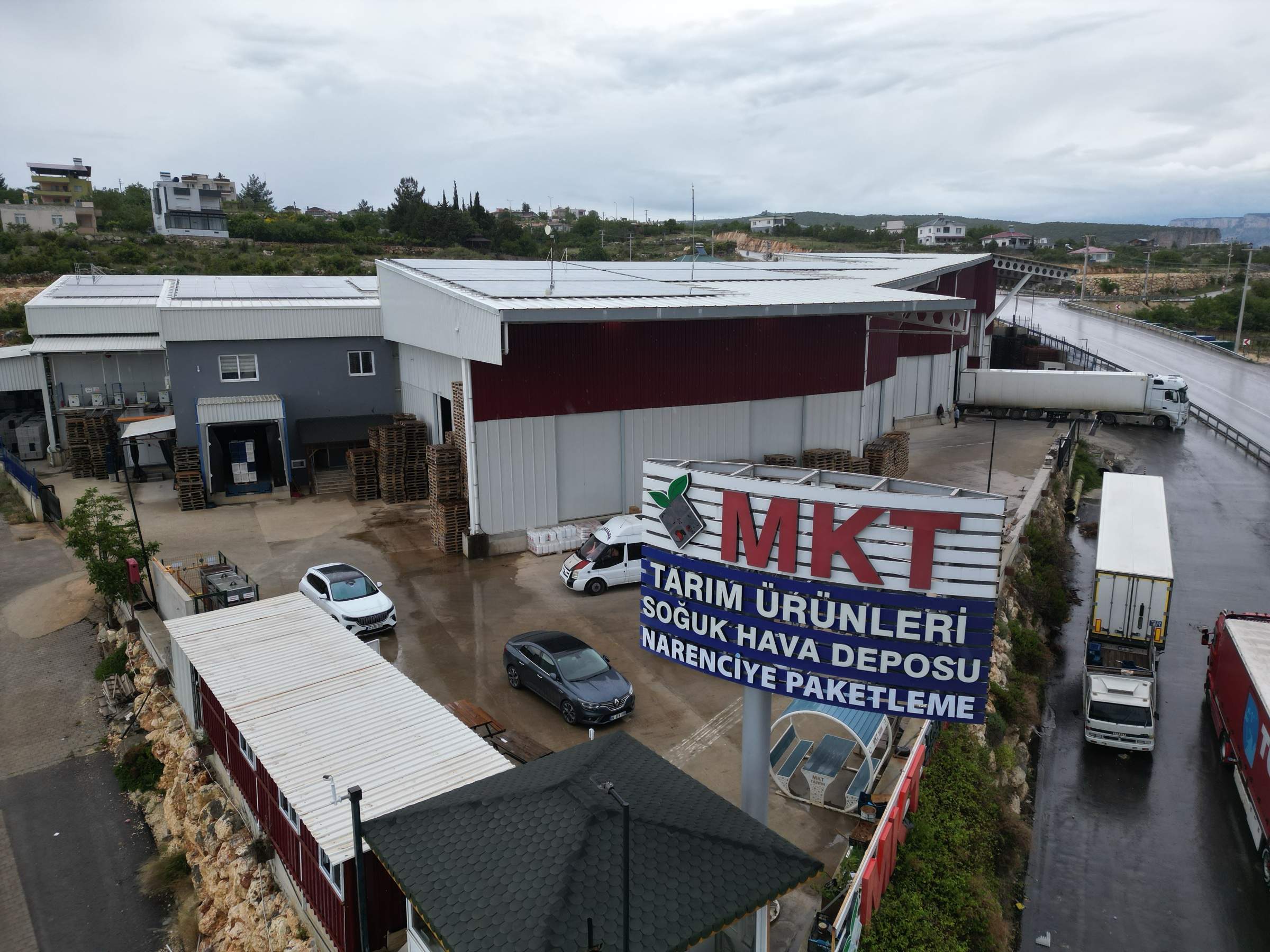 MKT Tarım tesisi, tabela ve yükleme alanındaki tırlar